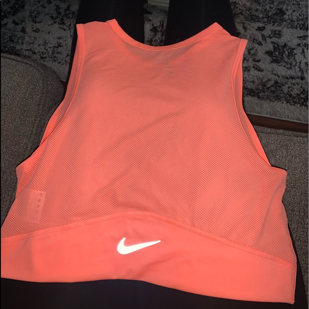 Nike slight crop workout tank